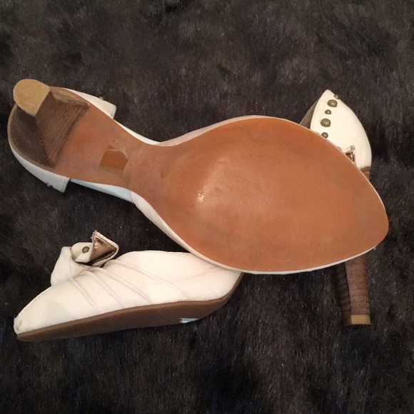 - 🦊 Nine West tan studded peep toe. 4 in wood heel - Picture 3 of 5